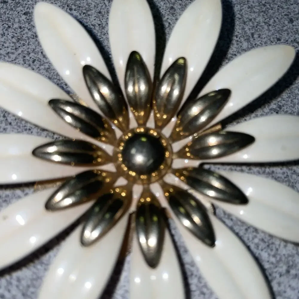 Vtg Sarah Coventry Huge Gerbera Daisy White Enamel Flower Brooch Gold Tone